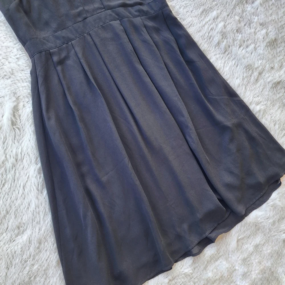 DE Collection Black V-neck Pleated Midi Dress‎